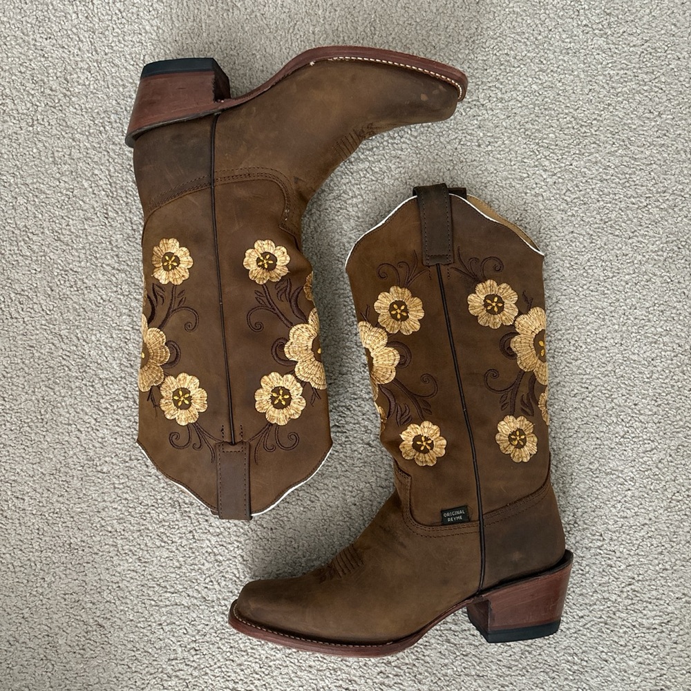 Brown Cowboy Boots with Floral Embroidery